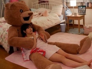 Chú gấu nhồi bông và em nữ sinh ngây thơ