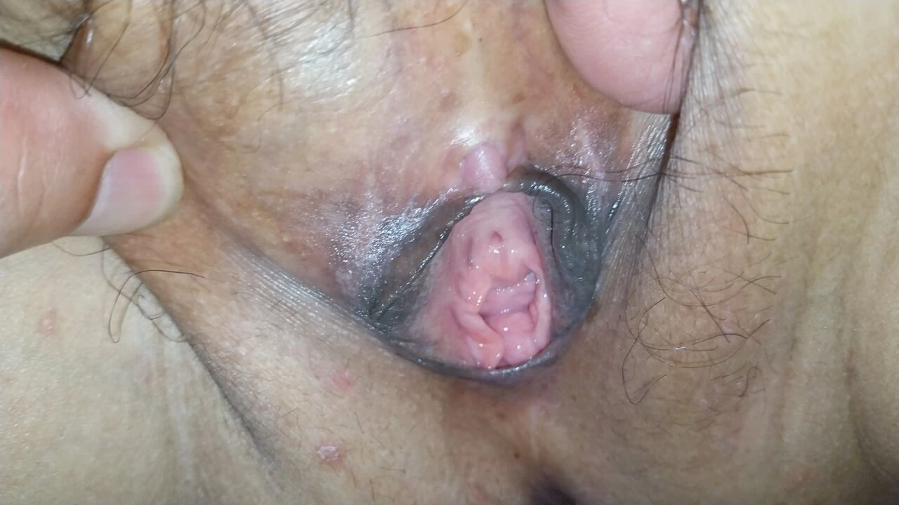 Đang tìm cái gì đó trong âm họ to của chị họ tôi